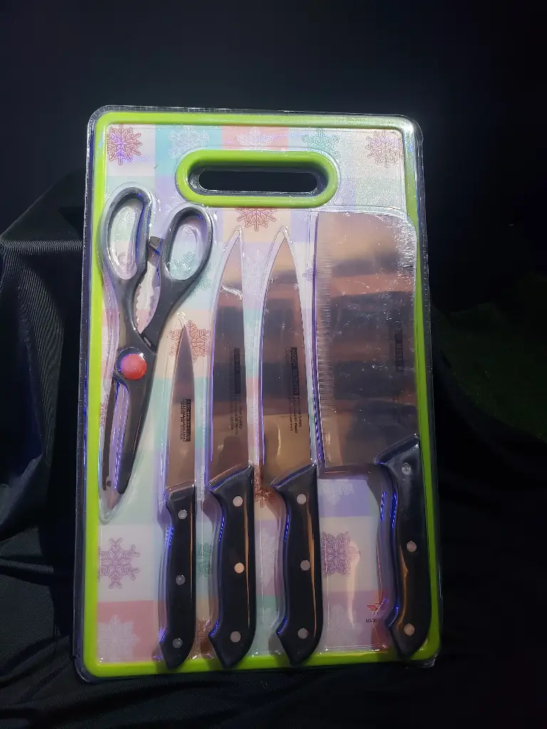LL141 - Knife Set W/Board (Black)***