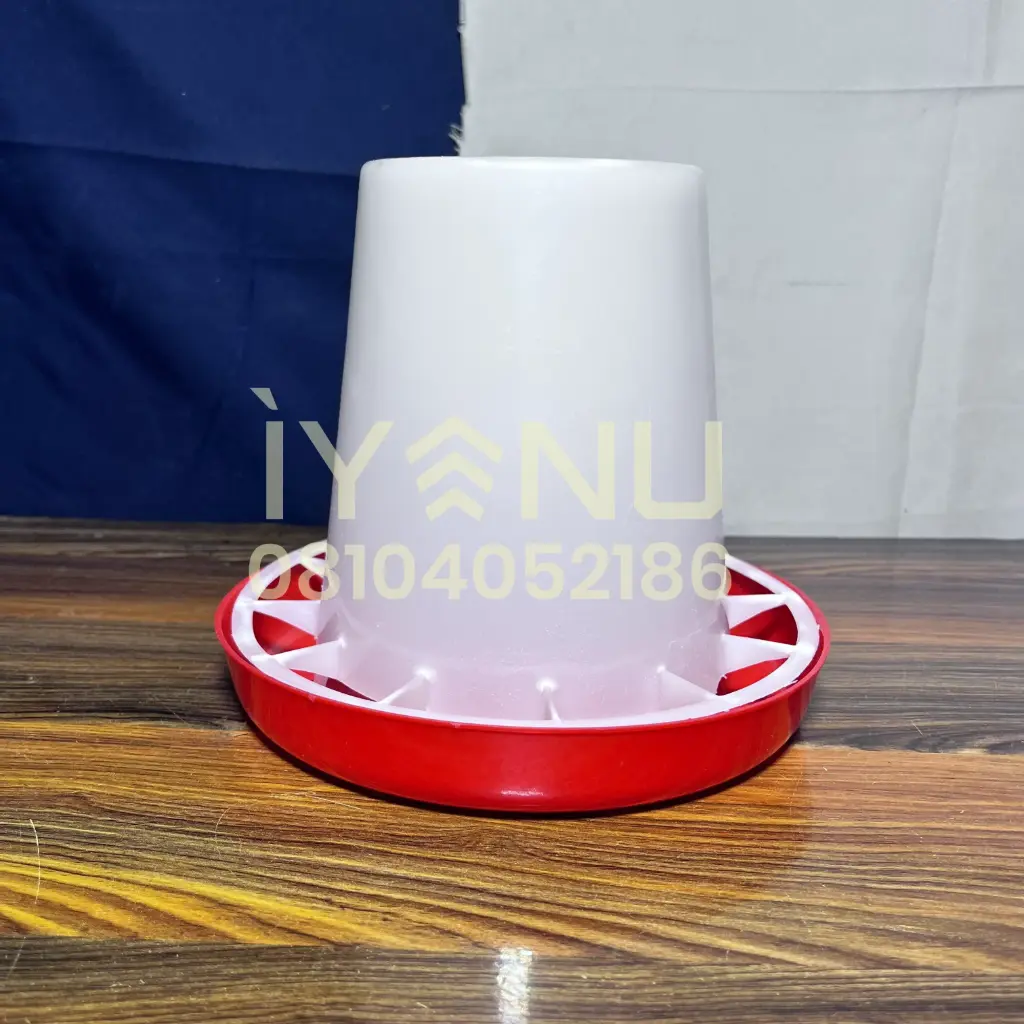 L8 - Super Chicken Feeder ***