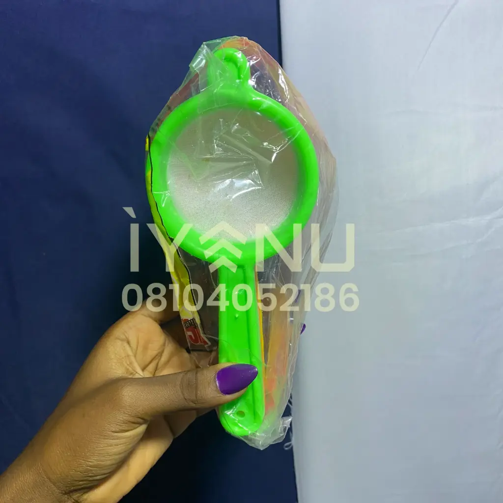 Y162 - Plastic Tea Strainer (S)